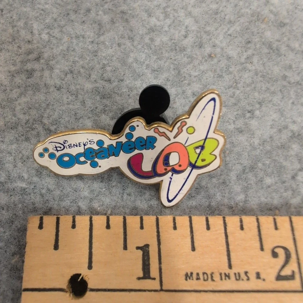 Disney Cruise Line Oceaneer Lab Trading Pin Mickey Icon Back Gold Tone Logo - Picture 2 of 3